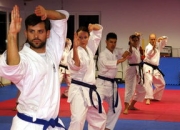 战术调整首场状态出色，日本队观众沸腾！费德勒重返赛场再创辉煌时刻